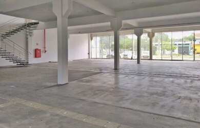 Imagem: O depósito possui 4 Vagas na garagem, 880m² de Área e está