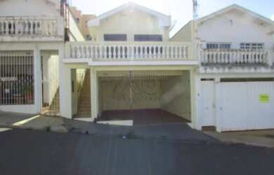 Imagem: A casa possui 3 Dormitórios, 1 Banheiro, 2 Vagas na garagem