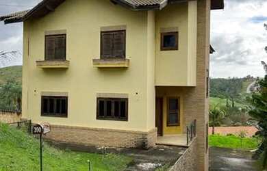 Imagem: A casa para alugar possui 4 Dormitórios, 5 Banheiros, 5 Vagas