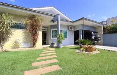 Imagem: A casa possui 3 Dormitórios, 3 Banheiros, 2 Vagas na garagem