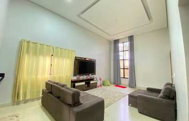 Imagem: A casa em condomínio possui 3 Dormitórios, 1 Banheiro, 2 Vagas