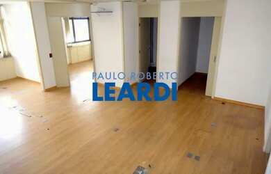 Imagem: O depósito possui 2 Vagas na garagem, 130m² de Área e está