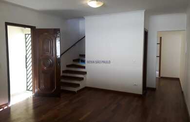 Imagem: A casa possui 3 Dormitórios, 3 Banheiros, 2 Vagas na garagem