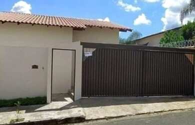 Imagem: A casa possui 3 Dormitórios e está localizado em Centro, Araxá