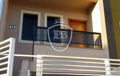 Imagem: A casa possui 2 Dormitórios, 2 Banheiros, 2 Vagas na garagem