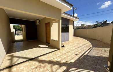 Imagem: A casa possui 3 Dormitórios, 2 Banheiros, 4 Vagas na garagem