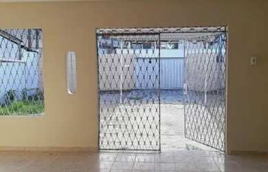 Imagem: A casa possui 3 Dormitórios, 2 Banheiros, 3 Vagas na garagem