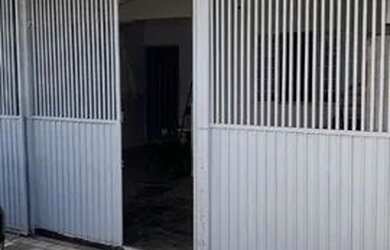 Imagem: A casa possui 5 Dormitórios, 2 Banheiros, 2 Vagas na garagem