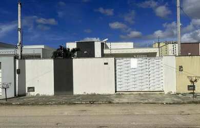 Imagem: A casa possui 2 Dormitórios, 2 Banheiros, 2 Vagas na garagem