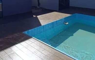 Imagem: A casa possui 3 Dormitórios, 2 Banheiros, 3 Vagas na garagem