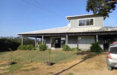 Imagem: A casa possui 3 Dormitórios, 2 Banheiros, 5 Vagas na garagem