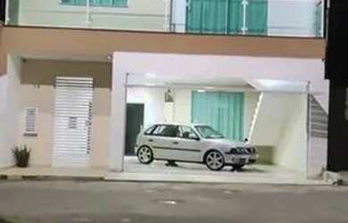 Imagem: A casa possui 3 Dormitórios e está localizado em Flores