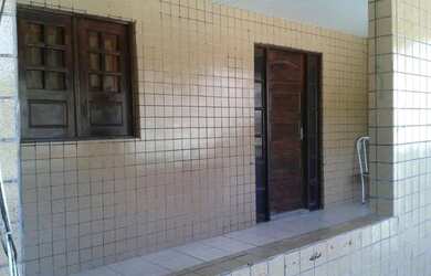 Imagem: A casa possui 3 Dormitórios e 1 Banheiro e está localizado