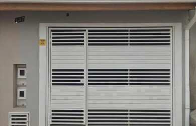 Imagem: A casa possui 2 Dormitórios, 1 Banheiro, 1 Vaga na garagem