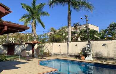 Imagem: A casa possui 4 Dormitórios, 3 Banheiros, 4 Vagas na garagem