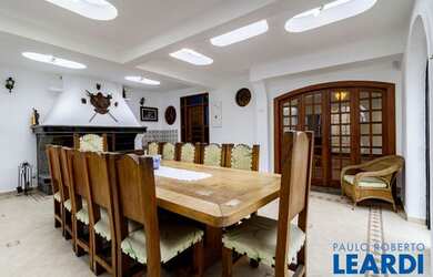 Imagem: A casa possui 2 Dormitórios, 3 Banheiros, 3 Vagas na garagem