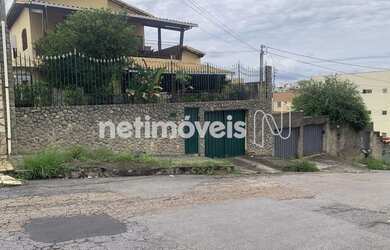 Imagem: A casa possui 5 Dormitórios, 2 Banheiros, 3 Vagas na garagem