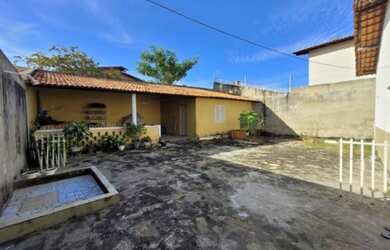 Imagem: A casa possui 3 Dormitórios, 1 Banheiro, 1 Vaga na garagem