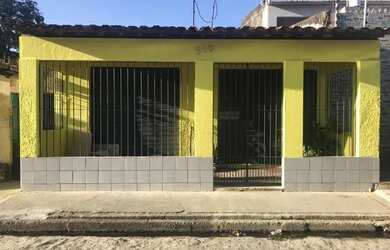 Imagem: A casa possui 4 Dormitórios, 1 Banheiro, 1 Vaga na garagem