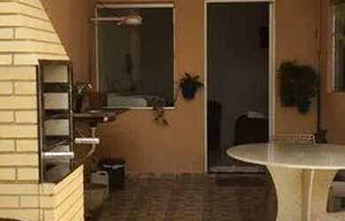 Imagem: A casa possui 3 Dormitórios, 3 Banheiros, 2 Vagas na garagem