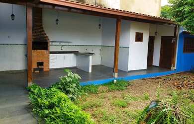 Imagem: A casa possui 4 Dormitórios, 3 Banheiros, 2 Vagas na garagem