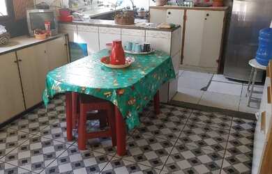 Imagem: A casa possui 4 Dormitórios, 3 Banheiros, 1 Vaga na garagem