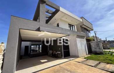 Imagem: A casa possui 4 Dormitórios, 5 Banheiros, 2 Vagas na garagem