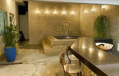 Imagem: A casa possui 3 Dormitórios, 3 Banheiros, 2 Vagas na garagem