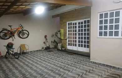 Imagem: A casa possui 2 Dormitórios, 2 Banheiros, 2 Vagas na garagem