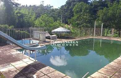 Imagem: A casa possui 3 Dormitórios, 2 Banheiros, 3 Vagas na garagem