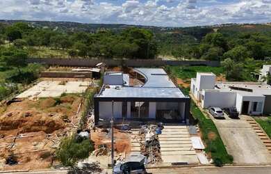 Imagem 5: Casa de condomínio para venda possui 381 metros quadrados com 4 quartos