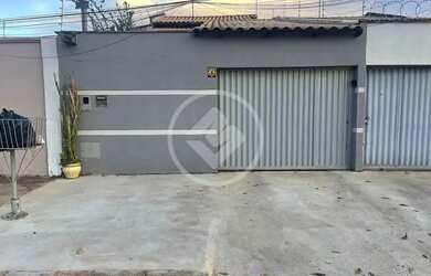 Imagem: A casa possui 2 Dormitórios, 1 Banheiro, 3 Vagas na garagem