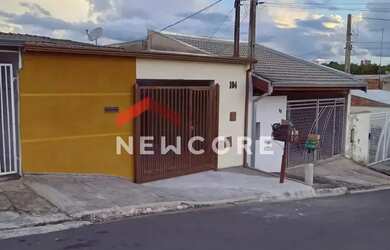 Imagem: A casa possui 3 Dormitórios, 1 Banheiro, 2 Vagas na garagem