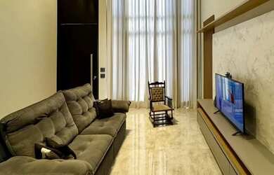 Imagem: A casa possui 4 Dormitórios, 3 Banheiros, 2 Vagas na garagem