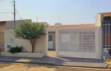 Imagem: A casa possui 3 Dormitórios, 2 Banheiros, 2 Vagas na garagem