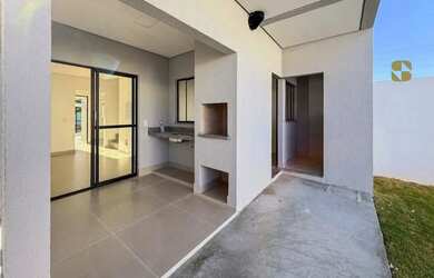 Imagem: A casa possui 3 Dormitórios, 3 Banheiros, 2 Vagas na garagem