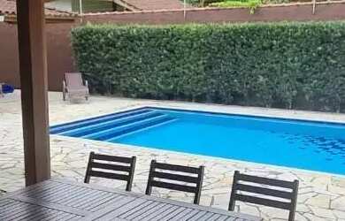 Imagem: A casa possui 4 Dormitórios, 2 Banheiros, 4 Vagas na garagem