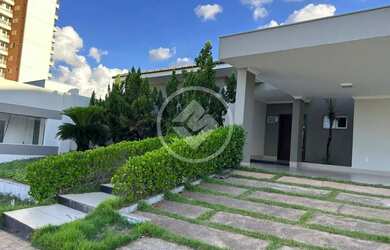 Imagem: A casa em condomínio possui 4 Dormitórios, 5 Banheiros, 2