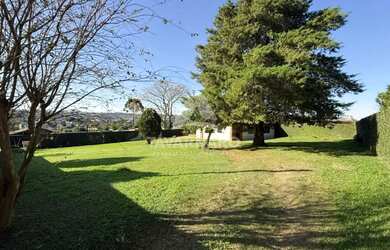 Imagem: A casa possui 3 Dormitórios, 2 Banheiros, 4 Vagas na garagem