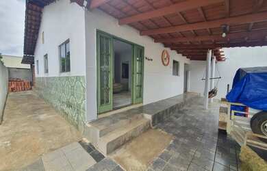 Imagem: A casa possui 5 Dormitórios, 1 Banheiro, 3 Vagas na garagem