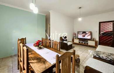 Imagem: A casa possui 3 Dormitórios, 2 Banheiros, 2 Vagas na garagem