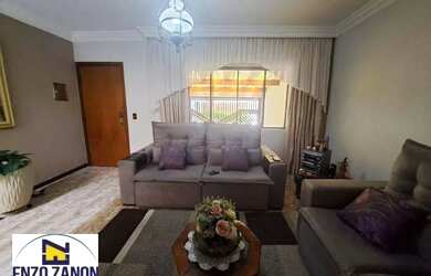 Imagem: A casa possui 3 Dormitórios, 3 Banheiros, 2 Vagas na garagem