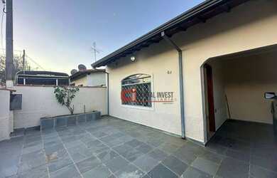 Imagem: A casa possui 3 Dormitórios, 3 Banheiros, 2 Vagas na garagem