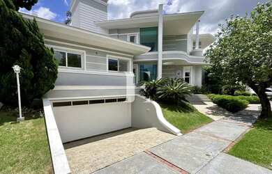 Imagem: A casa possui 4 Dormitórios, 5 Banheiros, 4 Vagas na garagem