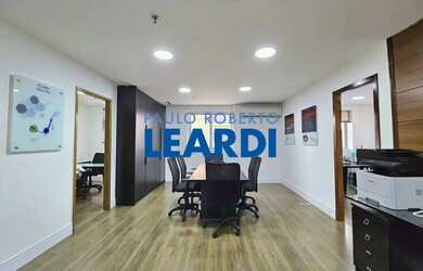 Imagem: O depósito possui 4 Vagas na garagem, 151m² de Área e está