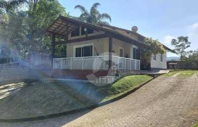 Imagem: A casa possui 3 Dormitórios, 2 Banheiros, 5 Vagas na garagem