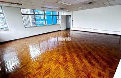 Imagem: O depósito possui 5 Vagas na garagem e 328m² de Área e está