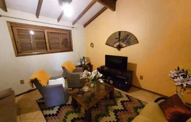 Imagem: A casa e possui 3 Dormitórios, Suítes, 2 Banheiros, 2 Vagas