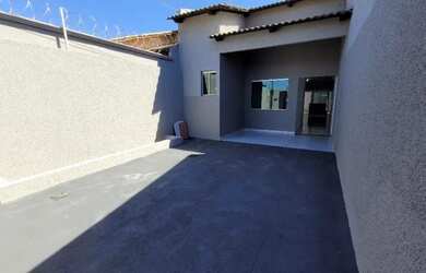 Imagem: A casa possui 3 Dormitórios, 2 Banheiros, 2 Vagas na garagem