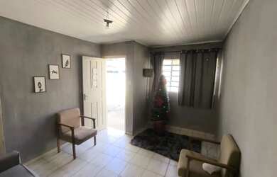 Imagem: A casa possui 3 Dormitórios, 1 Banheiro, 3 Vagas na garagem